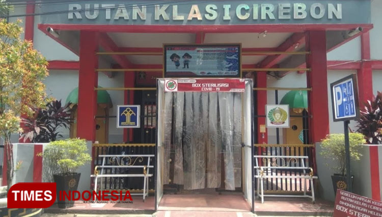 Pintu gerbang Rutan Kelas I Cirebon. (Foto: Muslimin/TIMES Indonesia)