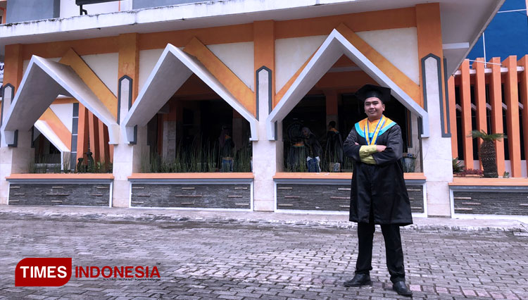 Zaenur Rohman terpilih menjadi wisudawan berprestasi Unmuh Jember. (FOTO: Humas Unmuh Jember for TIMES Indonesia)