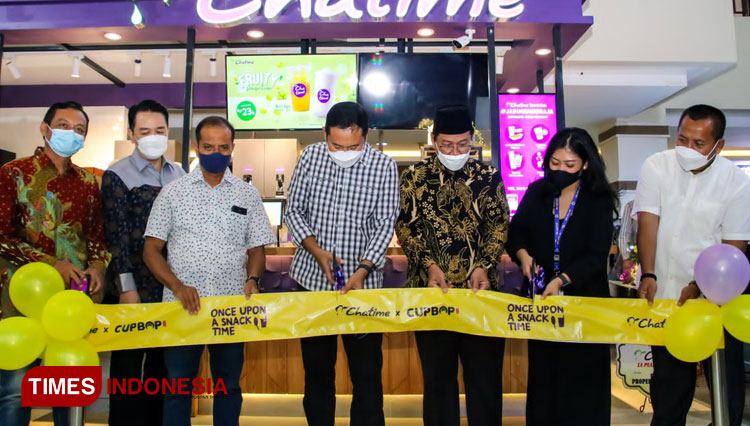 Bupati Lamongan Yuhronur Efendi saat meresmikan bazar Matahari Departemen Store dan Chatime di Mall Plaza Lamongan, Senin (4/4/2022). (Foto: Prokopim Lamongan for TIMES Indonesia)