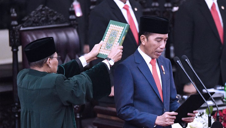 Presiden Joko Widodo mengucapkan sumpah saat dilantik menjadi presiden periode 2019-2024 di Gedung Nusantara, kompleks Gedung Parlemen, Senayan, Jakarta, Minggu (20/10/2019). (FOTO: ANTARA FOTO/Akbar Gumay)