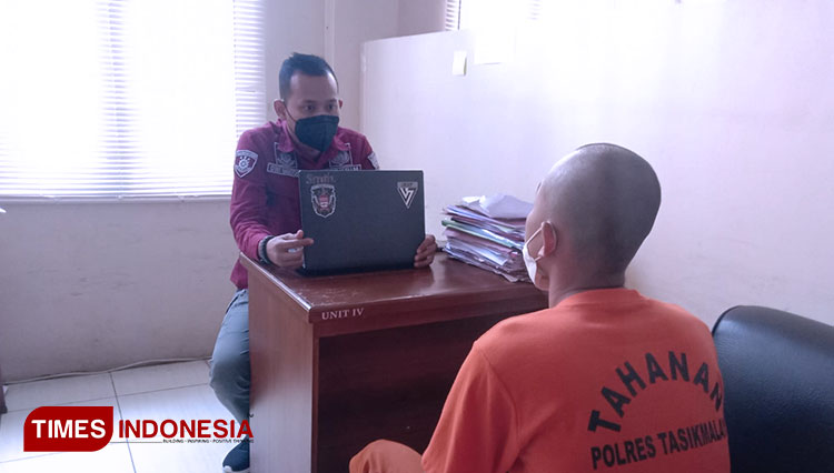 Kanit Reskrim Polsek Singaparna, Bripka Dwi Santoso,saat menginterogasi pelaku penipuan dengan modus aplikasi perjodohan (TANTAN) kepada sembilan orang gadis dan Janda di Tasikmalaya,Senin (4/4/2022). (Foto: Anton/ TIMES Indonesia)