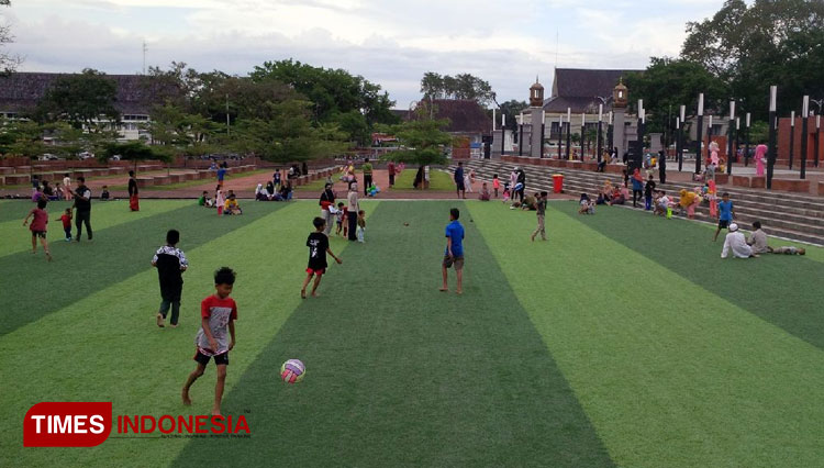 Menunggu Magrib, Alun-alun Jadi Tempat Alternatif Ngabuburit Warga Majalengka