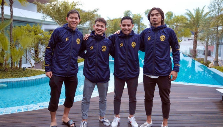 Keempat pemain rekrutan baru Arema FC dari kiri Adam Alis, Gian Zola, Evan Dimas dan Andik Rendika Rama (Sumber foto: media officer Arema FC)