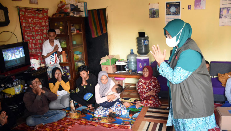 Emma Dety Takziah ke Rumah Keluarga Korban Tenggelam Situ Cileunca