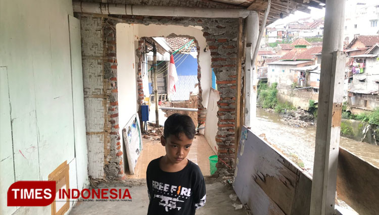 Rumah-Ambrol-2.jpg