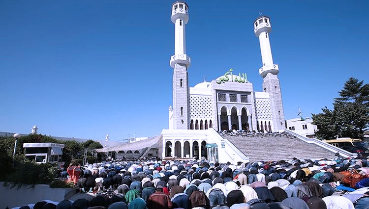 Umat-Muslim-Korea-tengah-beribadah-di-Masjid-Pusat-Seoul.jpg