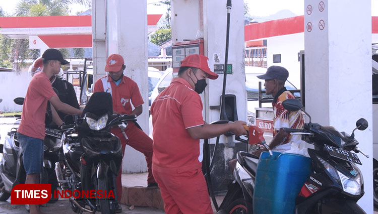 Suasana antrean pengisian BBM Pertalite di SPBU Ploso Pacitan. (Foto: Yusuf Arifai/TIMES Indonesia)