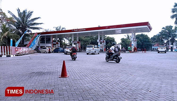 Pengendara roda dua dan roda empat kocar kacir di SPBU karena tak dapat pertalite dan solar. (Foto: Dicko W/TIMES Indonesia)