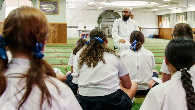 Cuplikan dokumenter The Mosque Next Door yang menceritakan kehidupan komunitas Muslim di Australia dikemas secara menarik. (FOTO: Netflix)