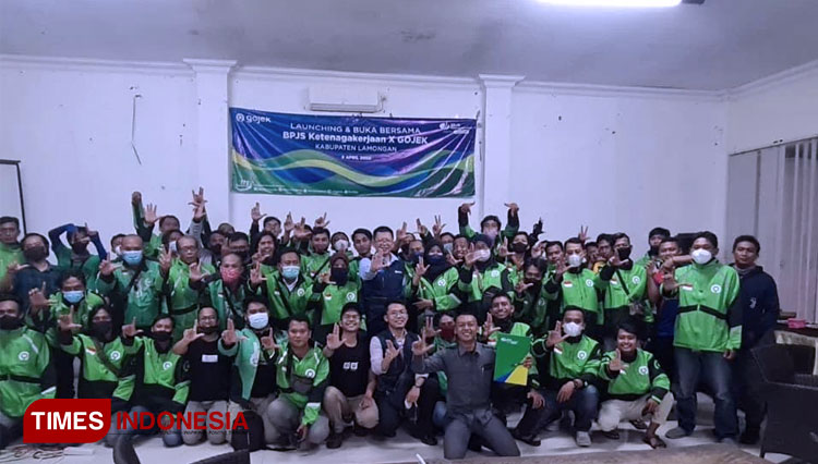 Sejumlah driver Gojek saat berbuka puasa bersama Kepala BPJS Ketenagakerjaan Cabang Lamongan, Dadang Setiawan di Rumah Makan Apung Lamongan, Rabu (6/4/2022), (FOTO: Moch. Nuril Huda/TIMES Indonesia)