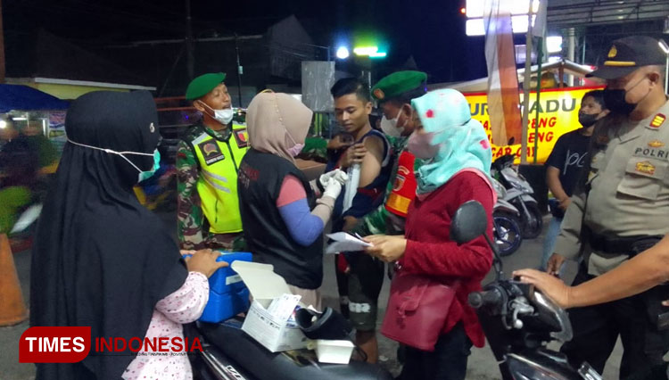 Kegiatan vaksinasi Covid-19 di Kabupaten Bondowoso di malam hari Bulan Ramadan (FOTO: Moh Bahri/TIMES Indonesia)