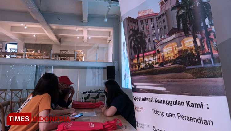 Calon pasien asal Surabaya melakukan konsultasi dengan pihak Sunway Medical Center saat acara gathering di Surabaya, Kamis (7/4/2022).(FOTO: Lely Yuana/TIMES Indonesia) 