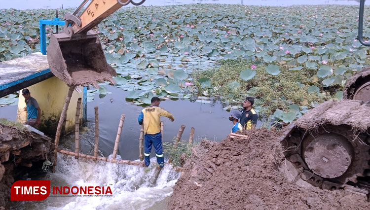 meninjau-langsung-proses-perbaikan-tanggul-waduk-Desa-Rancangkencono-2.jpg