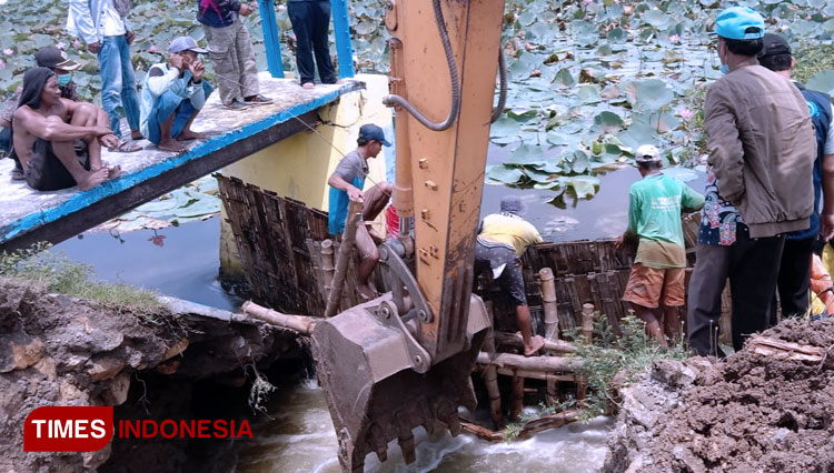 meninjau-langsung-proses-perbaikan-tanggul-waduk-Desa-Rancangkencono.jpg