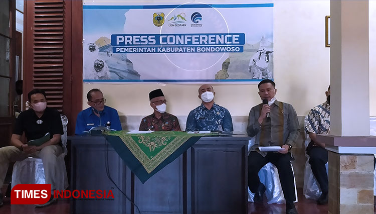 Press conference Terkait batas wilayah Bondowoso-Banyuwangi subsegmen Kawah Ijen (FOTO: Moh Bahri/TIMES Indonesia)