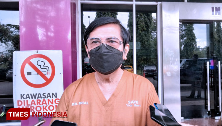 Ketua IDI Kota Cirebon, dr Edial Sanif menjawab pertanyaan wartawan tentang Hari Kesehatan Dunia. (FOTO: Muslimin/TIMES Indonesia)
