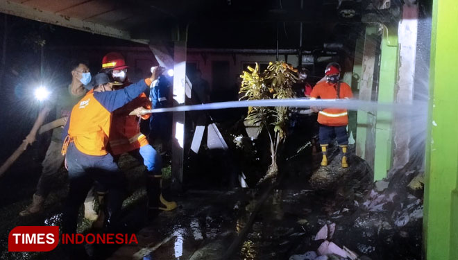 Petugas Pemadam Kebakaran sedang berusaha memadamkan api di gudang Rumah Sakit (RS) Bhakti Husada Krikilan, Dusun Krajan, Desa Tegalharjo, Kecamatan Glenmore, Banyuwangi. (Foto: Imam Hamdani/TIMES Indonesia)