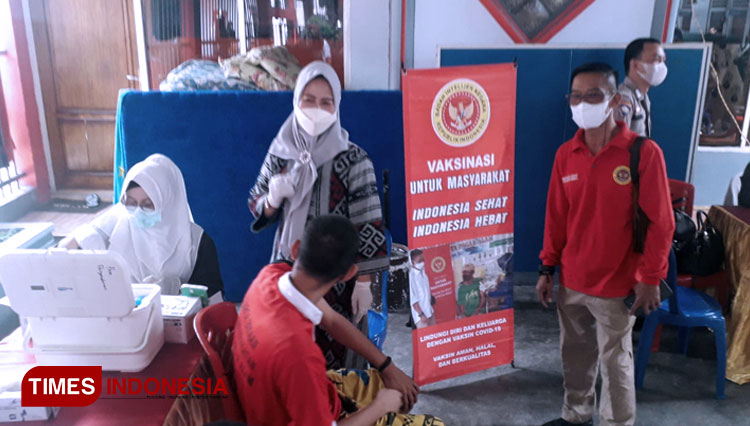 Warga Binaan Permasyarakatan (WBP) Lapas Kelas III Pagaralam saat melakukan vaksinasi yang digelar BINDA Sumsel Posda Pagaralam  (FOTO: Asnadi/TIMES Indonesia)