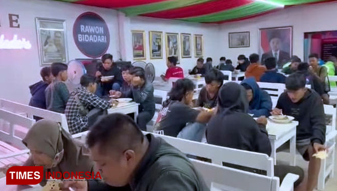 Gelar Sahur Gratis, Rawon Bidadari Kediri Gaungkan Gerakan Cuci Piring Mandiri