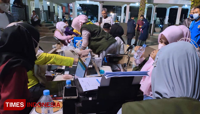 Warga Kota Tasikmalaya antusias mengikuti program Vaksinasi Malam di Halaman Masjid Agung Kota Tasikmalaya, Kamis (7/4/22) malam (FOTO: Harniwan Obech/TIMES Indonesia)