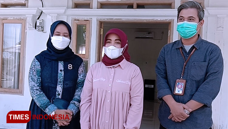 Direktur RSUD Pandega Pangandaran dr Hj. Titi Sutiamah, M.M, (tengah) didampingi pihak manejemen setelah memberikan santunan di Yayasan Al-Mauna Pangandaran (FOTO: Syamsul Ma'arif/TIMES Indonesia)