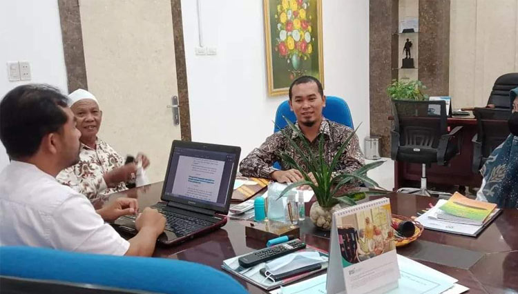 Irawan Rudiono saat melakukan koordinasi dengan Badan Kepegawaian Aceh (BKA) terkait maraknya Ijazah Palsu Oknum Pejabat di Simeulue. (Foto Dok Irawan For TIMES Indonesia)