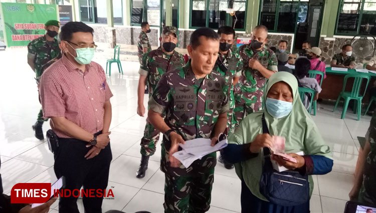 Disaksikan Mayjen TNI Sapriadi, Kodim 0614/Kota Cirebon Salurkan BTPKLWN