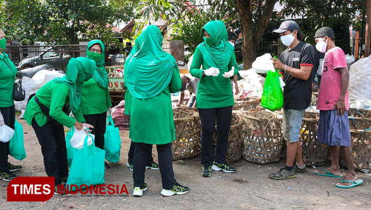 Istri Prajurit TNI di Majalengka Bagikan Sembako ke Fakir Miskin
