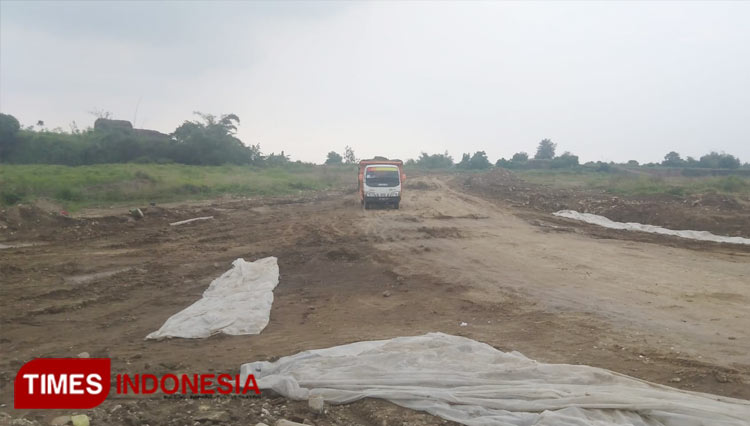 Truk hendak mengambil tambang di Desa Kepuh Klagen Wringinanom (Foto: Akmal/TIMES Indonesia).