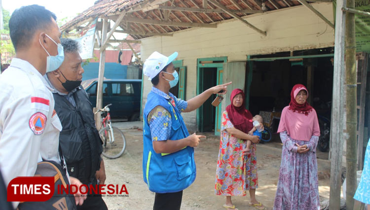 Petugas DPUPR Blora meninjau wilayah Dukuh Sasak RT/ 04 RW/ 02 Desa Buluroto Kecamatan Banjarejo yang kerap rawan longsor.(Foto: Firmansyah/Times Indonesia)