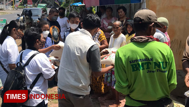 Indahnya Toleransi, GusDurian Bondowoso dan Umat Katolik Berbagi di Bulan Ramadan