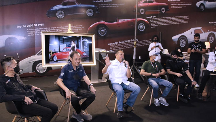 Ketua IMI Bambang Soesatyo menghadiri Konferensi Pers di booth Tuksedo Studio, di ajang IIMS Hybrid 2022, di JIExpo, Jakarta, Sabtu (9/4/2022). (foto: dok IMI)