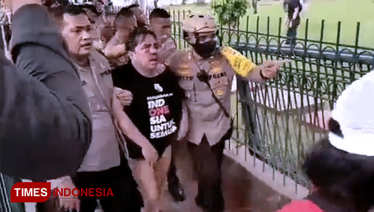 Ade Armando diamankan pihak kepolisian setelah babak belur dihajar massa. (foto-foto: Sumitro/TIMES Indonesia)