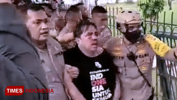 Dosen UI Ade Armando yang berhasil diamankan Polisi dari amukan massa saat demo 11 April 2022 kemarin. (FOTO: Sumitro/TIMES Indonesia)