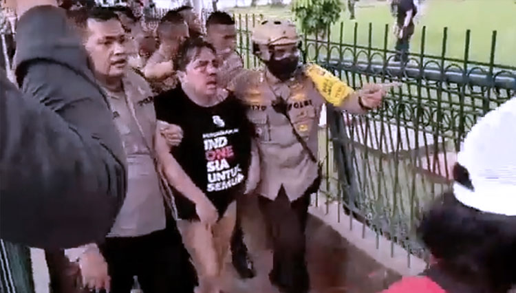 Dosen UI Ade Armando Babak Belur Dipukuli Peserta Demo 11 April