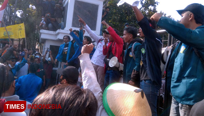 Aksi-unjuk-rasa-ratusan-Mahasiswa-b.jpg