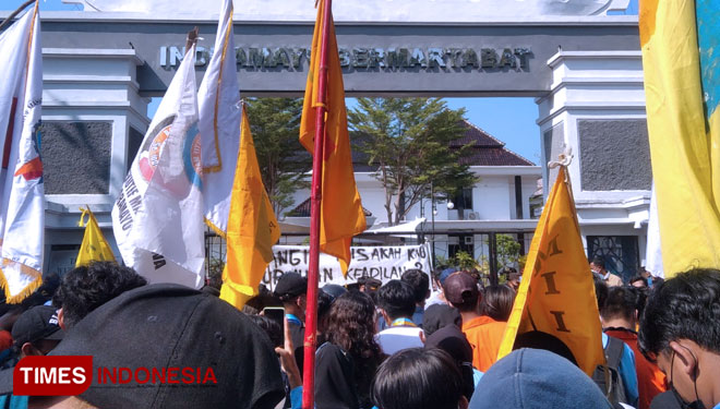 Aksi-unjuk-rasa-ratusan-Mahasiswa-c.jpg