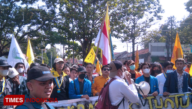 Aksi unjuk rasa ratusan Mahasiswa yang tergabung dalam organisasi kemahasiswaan Cipayung Plus dan Organisasi kepemudaan digelar di gedung DPRD Kabupaten Indramayu. (Foto: Slamet Hidayat/TIMES Indonesia)