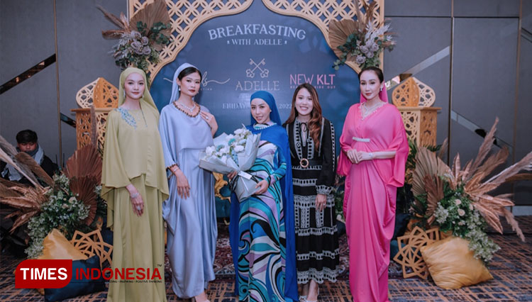 Model mengenakan kaftan fashionable dari Glads.Collection saat tampil di catwalk Arabian Night pada Minggu (10/4/2022) malam. (Foto: Lely Yuana/TIMES Indonesia) 