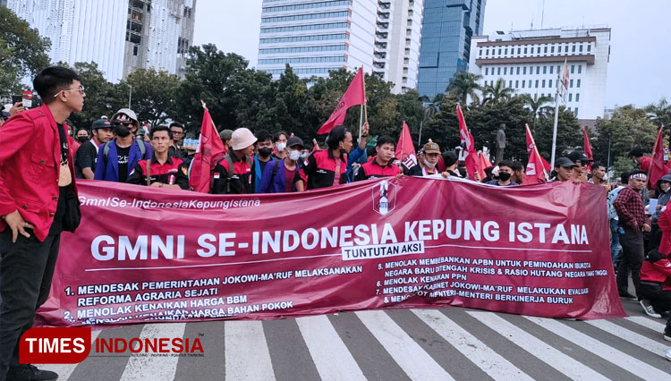 Kader GMNI se-Indonesia berunjuk rasa membawa beberapa tuntutan Senin (11/4/2022) di kawasan Patung Kuda, Jakarta Pusat. (FOTO: dok TIMES Indonesia)