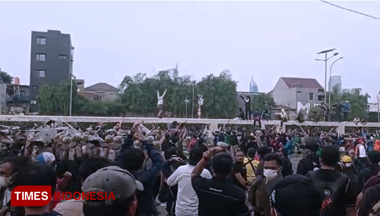 Ricuh Demo 11 April 2022. Polisi memulai mengambil tindakan tegas dengan mengamankan jalannya aksi yang mulai berlangsung ricuh. (foto: Sumitro/TIMES Indonesia)