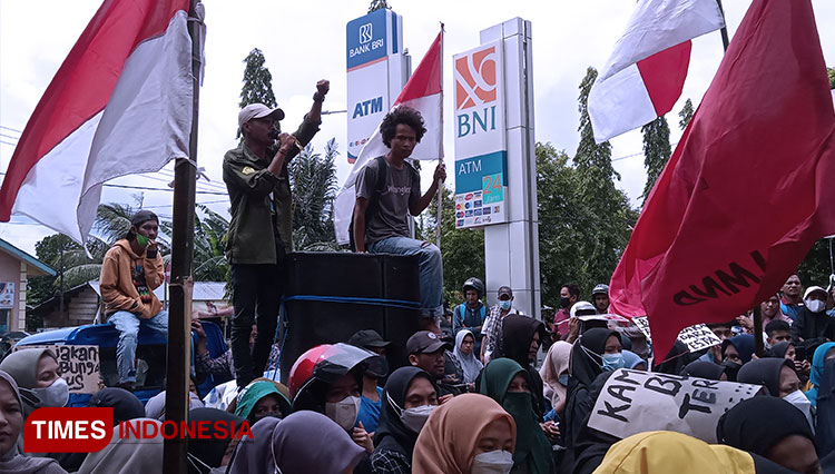 Suasana aksi unjuk rasa mahasiswa dari aliansi BARATIB (Foto: Harianto/TIMES Indonesia)