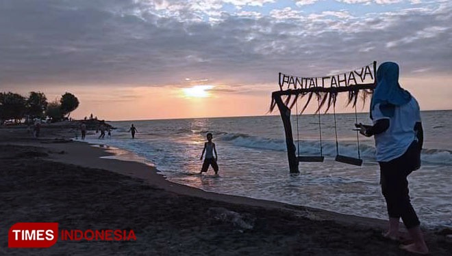 A girl enjoying the nice sunset at Cahaya Sikucing Beach Rowosari Kendal, Central Java. (Photo: Pantai Cahaya Sikucing/TIMES Indonesia)