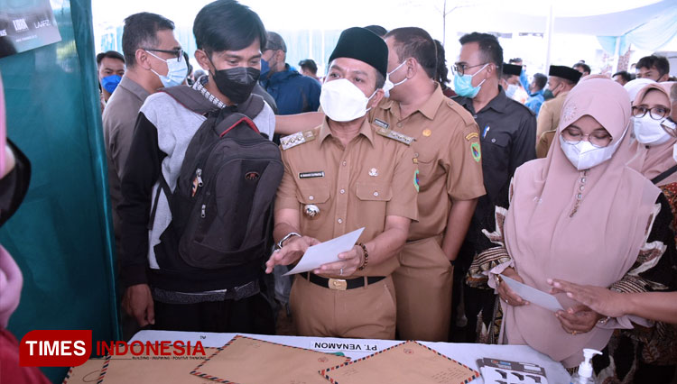 Bupati Bandung Dadang Supriatna saat membuka Job Fair Kabupaten Bandung di Soreang, Senin (12/4/2022). (FOTO:Iwa/TIMES Indonesia)
