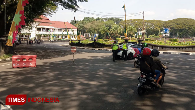 Sejumlah personel kepolisian melakukan penututan ruas jalan dan mengatur arus kendaraan menuju Gedung DPRD Kota Malang, Selasa (12/4/2022). (Foto: Rizky Kurniawan Pratama/TIMES Indonesia)