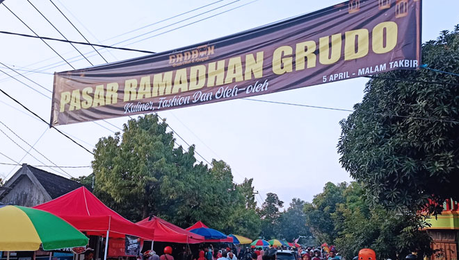 Suasana pasar Gerobak Ramadan Grudo meriah. (Erfan for TIMES INDONESIA)