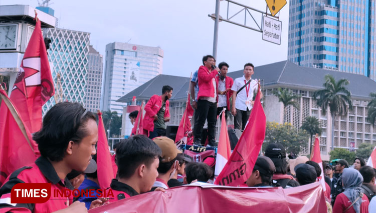 Mahasiswa melakukan demo 11 April di Patung Kuda, Jakarta Pusat. (FOTO: Dok TIMES Indonesia)
