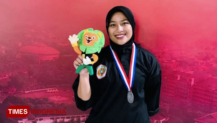 Potret Naura Darrin saat berhasil sabet medali perak. (FOTO: Humas Untag/TIMES Indonesia)