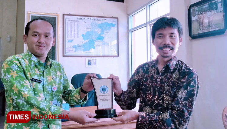 Direktur Politeknik Banjarnegara dan Kepala SMK N 1 Kandeman usai diskusi kerja sama. (FOTO: Polibara For TIMES Indonesia)