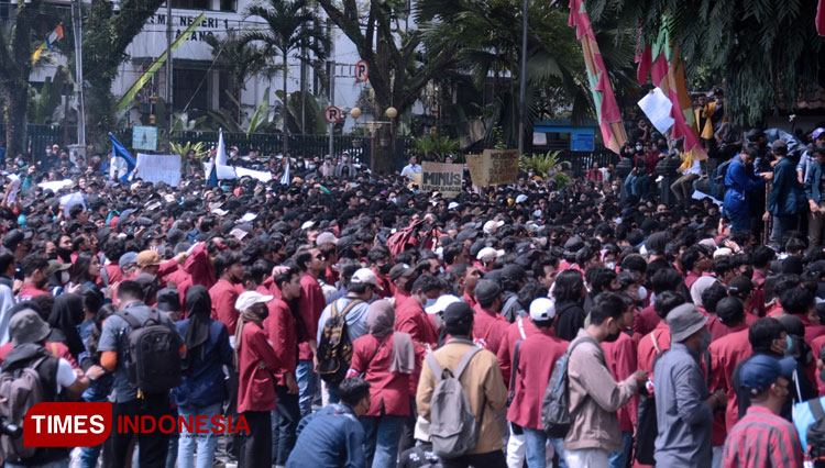 Suasana-lautan-massa-aksi-yang-mengepung-gedung-DPRD-Kota-Malang.jpg